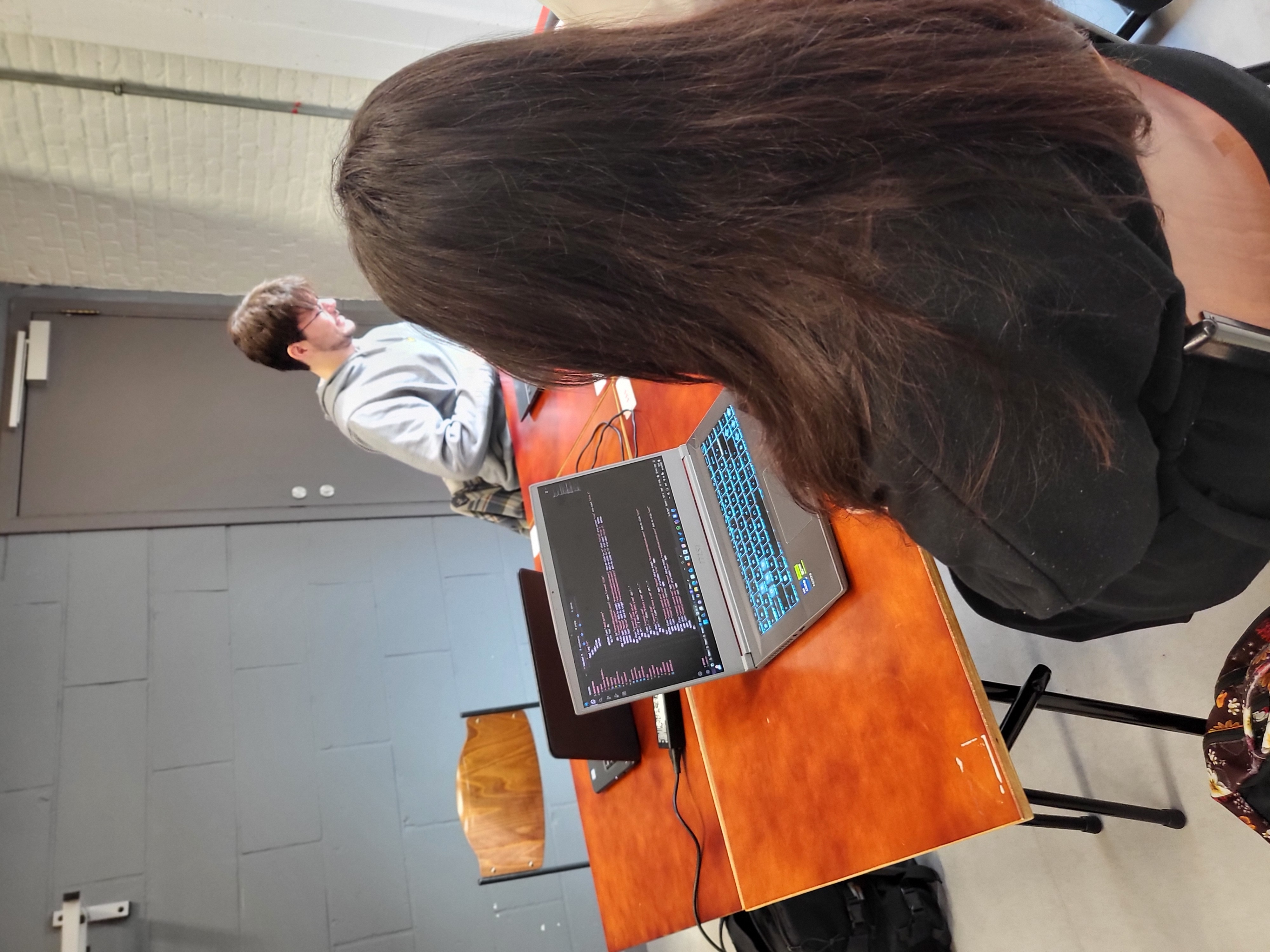 Foto van Elif die aant werk is.